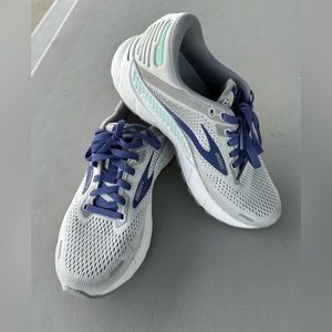 Brooks Adrenaline GTS 22 size 6.5